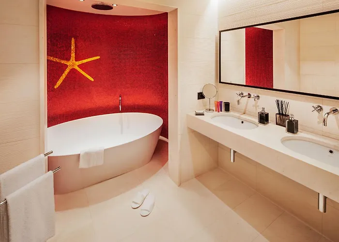 Glam Hotel 4*